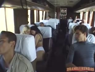 Le sexe en groupe se creuse dans un bus public trÃ¨s chaud