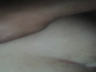 Une fille fait caca sur un mec porno